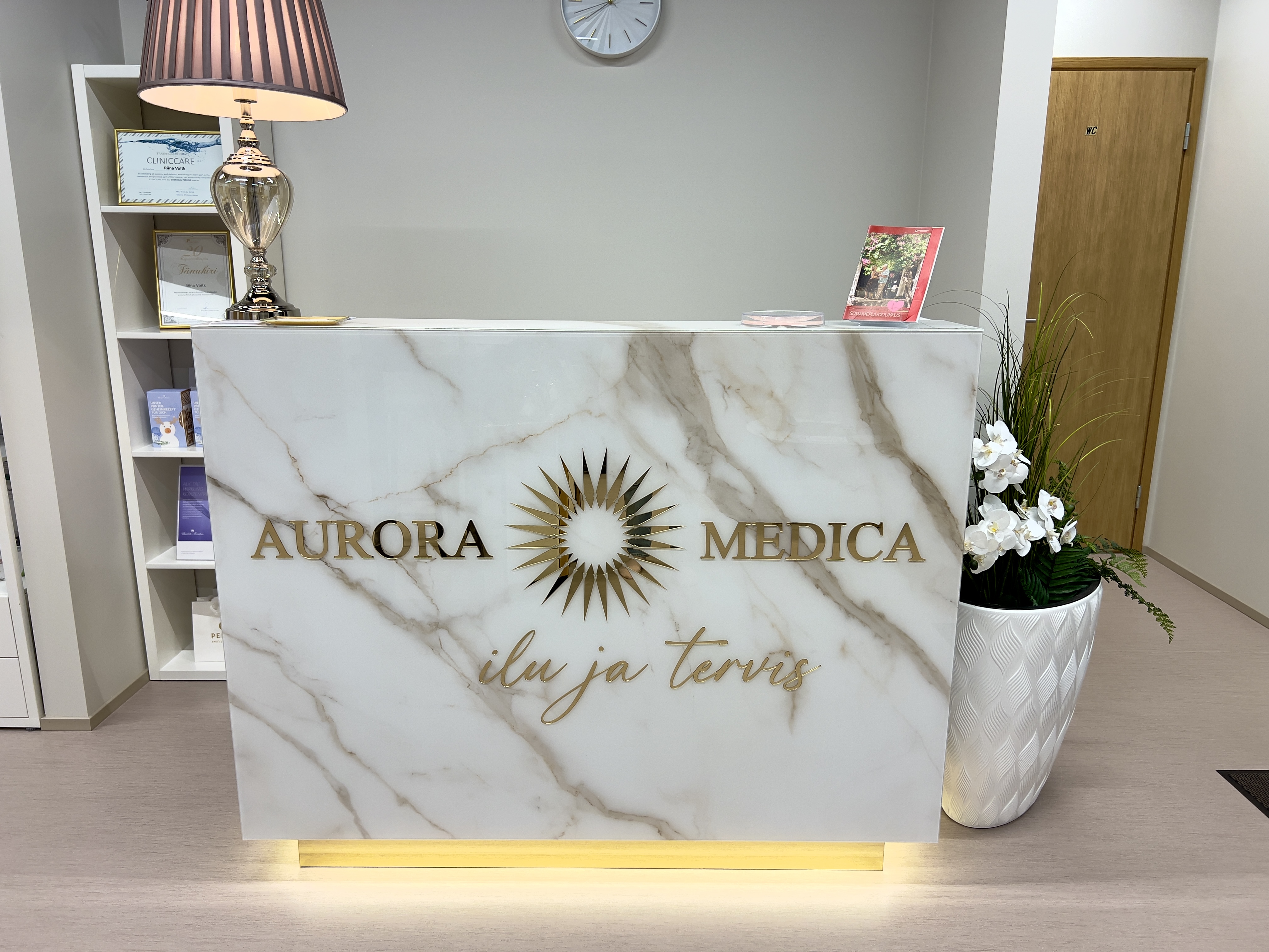 Aurora Medica Kliiniku vastuvõtulaud
